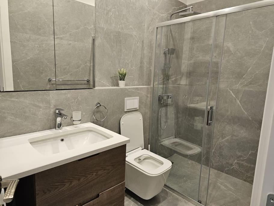 Ferienwohnung Deluxe Flat With Garden_Tirana Exterior foto